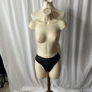 ⸻

✨ Victoria’s Secret Black Lace Thong | Size M ✨